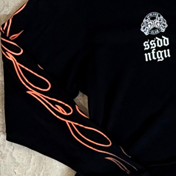 NWOT Darc Sport Cropped Black Gold's Gym Orange Flame Long-Sleeve Tee (Size M) - Picture 5 of 6